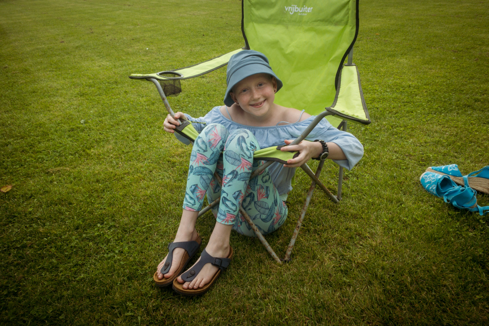 Loes door Nana's stoel gezakt